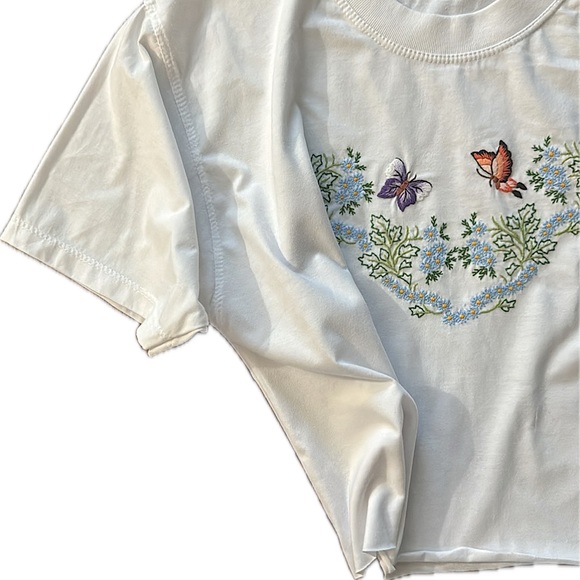 A cropped t-shirt with adorable hand embroidery deisgn - Picture 4 of 4